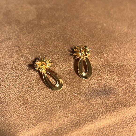 Vintage Avon May emerald birthstone pierced earrings. - Picture 3 of 8